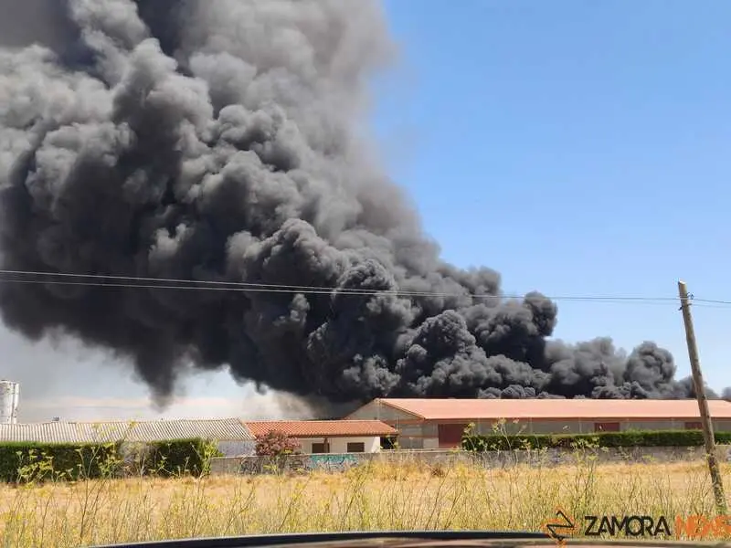 Fuego en la planta de residuos de Roales_10