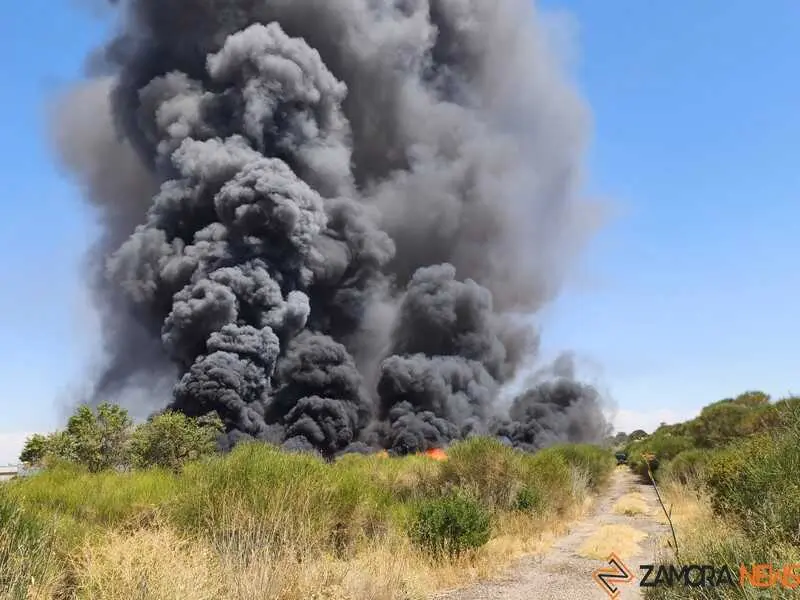Fuego en la planta de residuos de Roales_11