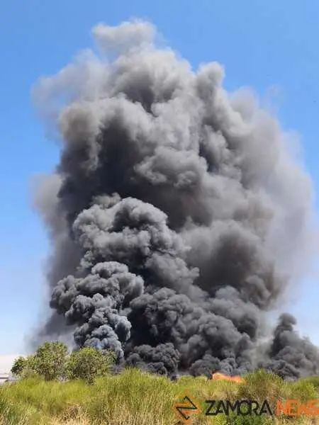 Fuego en la planta de residuos de Roales_12
