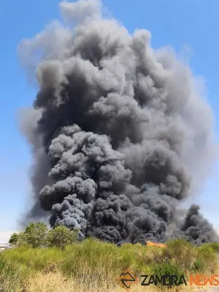 Fuego en la planta de residuos de Roales_13