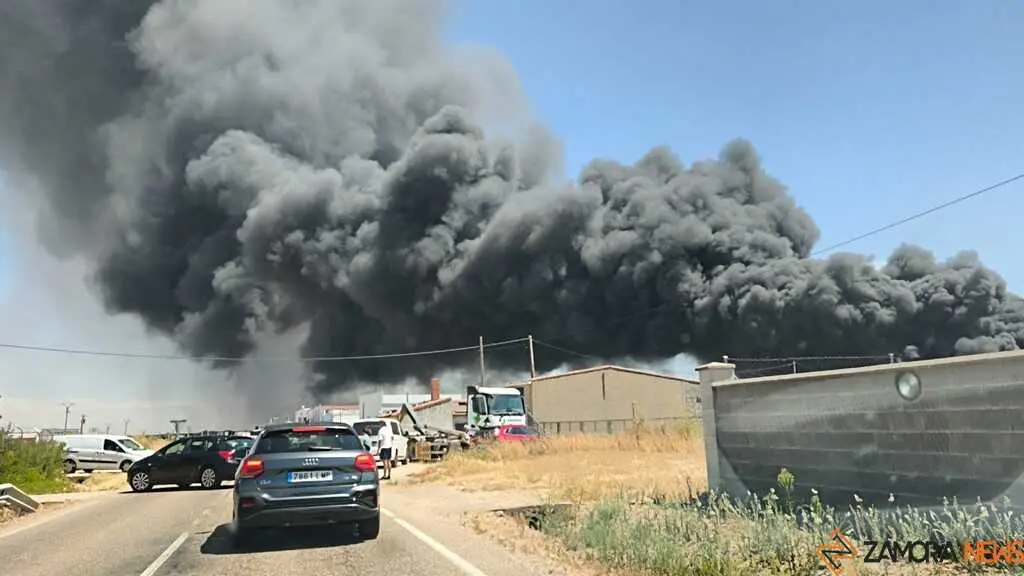 Fuego en la planta de residuos de Roales_16