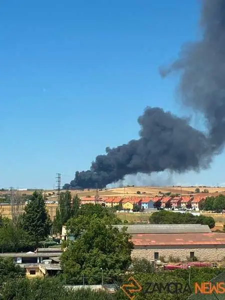 Fuego en la planta de residuos de Roales_18