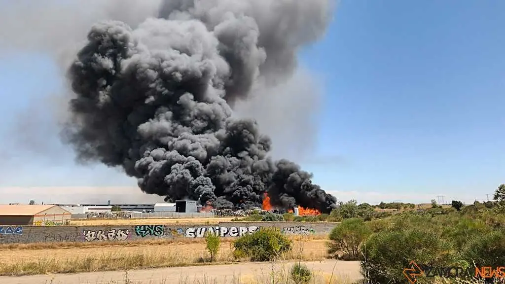 Fuego en la planta de residuos de Roales_19