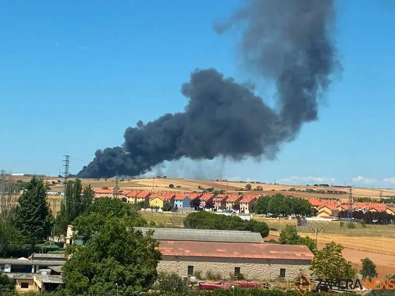Fuego en la planta de residuos de Roales_21