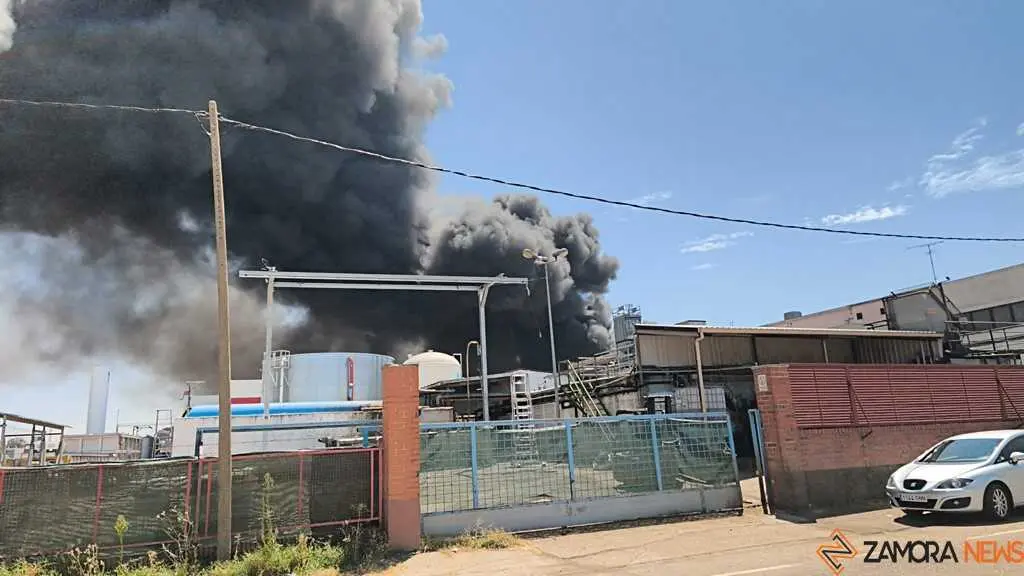 Fuego en la planta de residuos de Roales_23