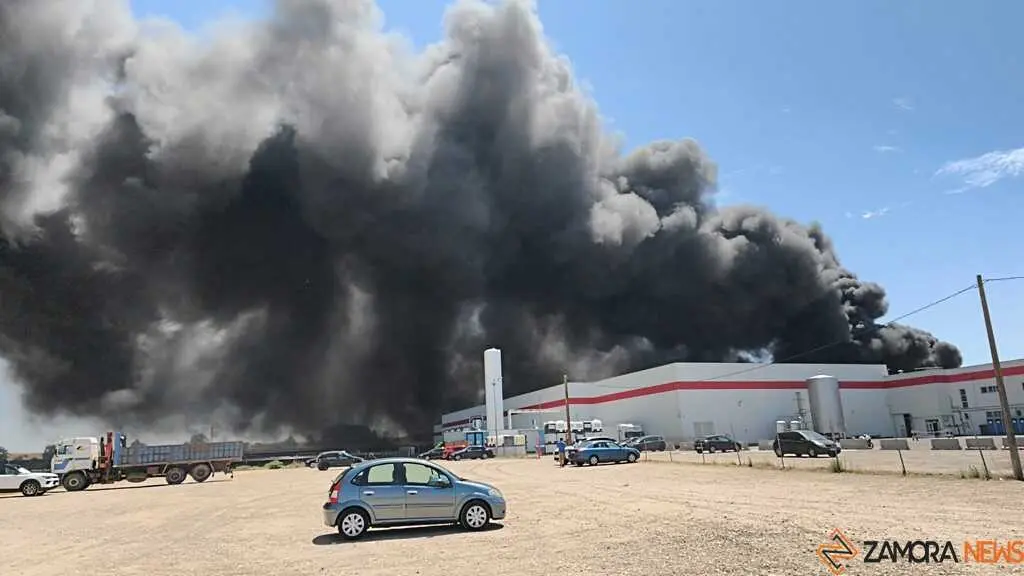 Fuego en la planta de residuos de Roales_26