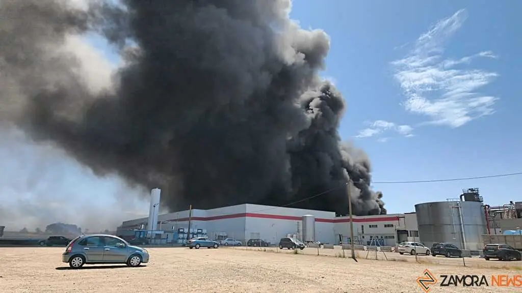 Fuego en la planta de residuos de Roales_27