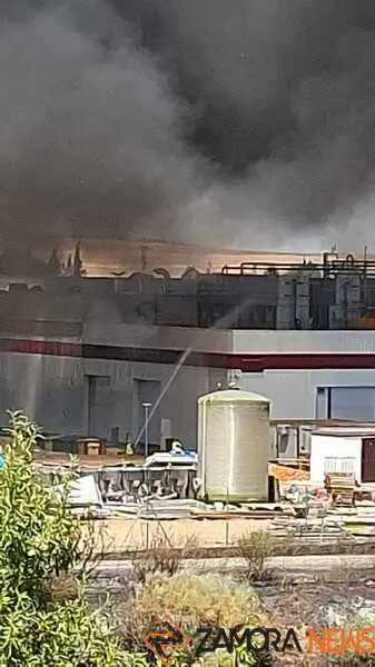 Fuego en la planta de residuos de Roales_28