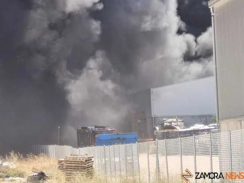 Fuego en la planta de residuos de Roales_31