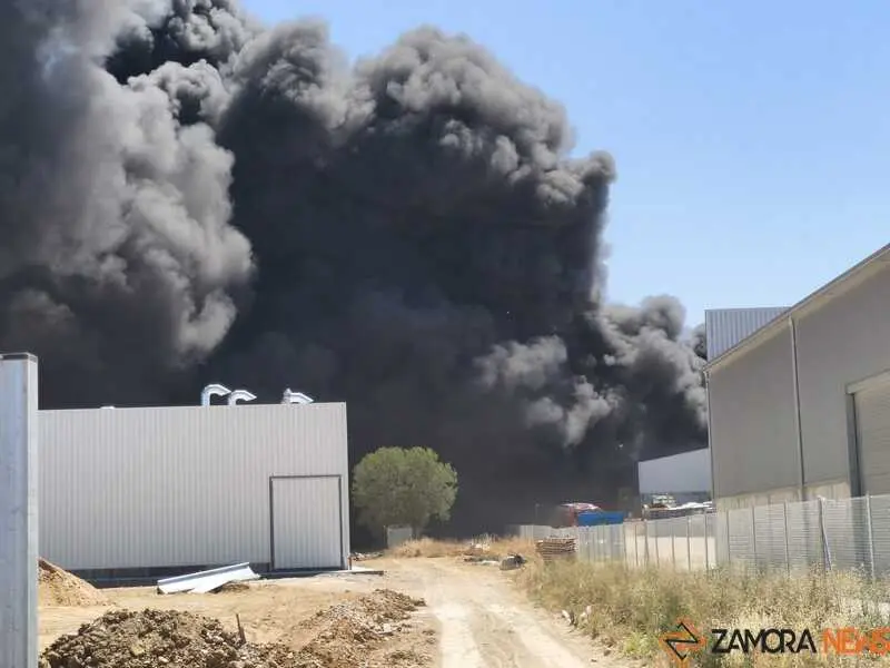 Fuego en la planta de residuos de Roales_32