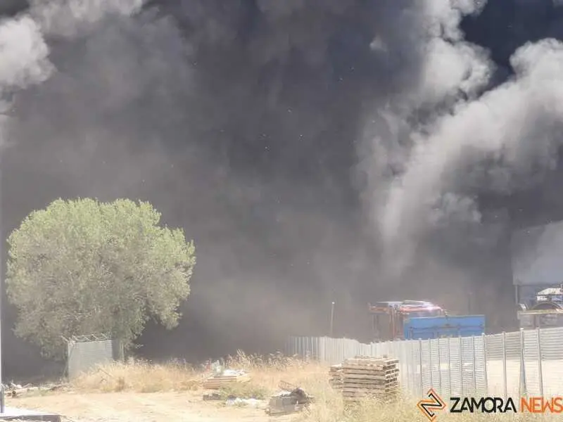 Fuego en la planta de residuos de Roales_33