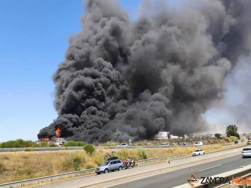 Fuego en la planta de residuos de Roales