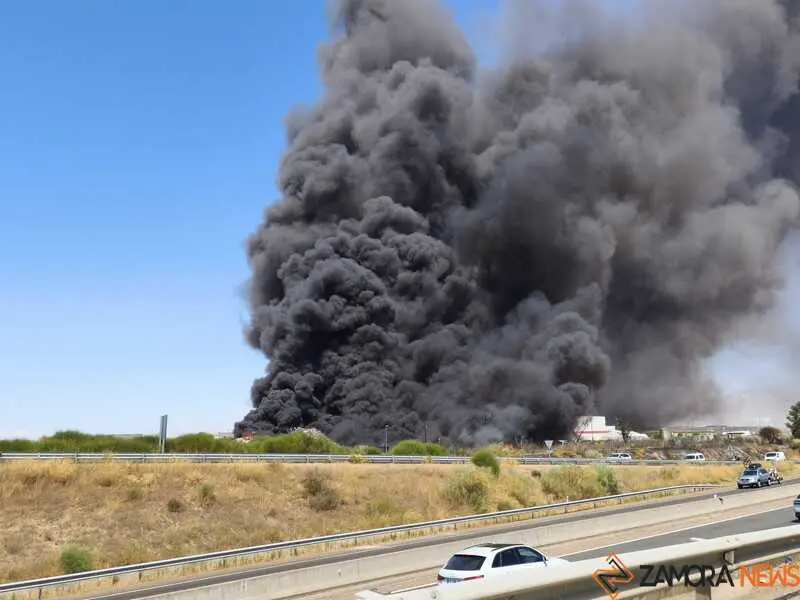 Fuego en la planta de residuos de Roales_2
