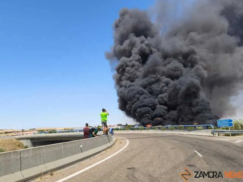 Fuego en la planta de residuos de Roales_3