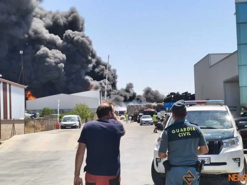 Fuego en la planta de residuos de Roales_5