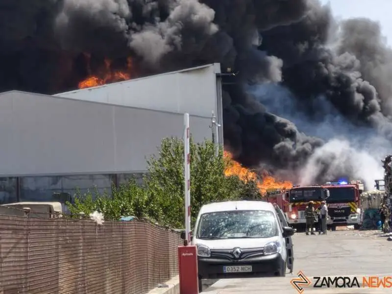 Fuego en la planta de residuos de Roales_4