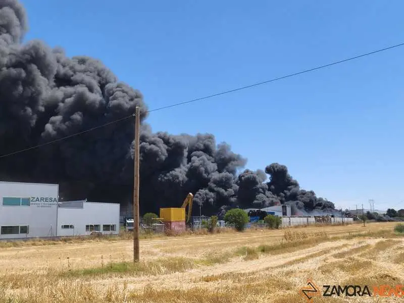 Fuego en la planta de residuos de Roales_6