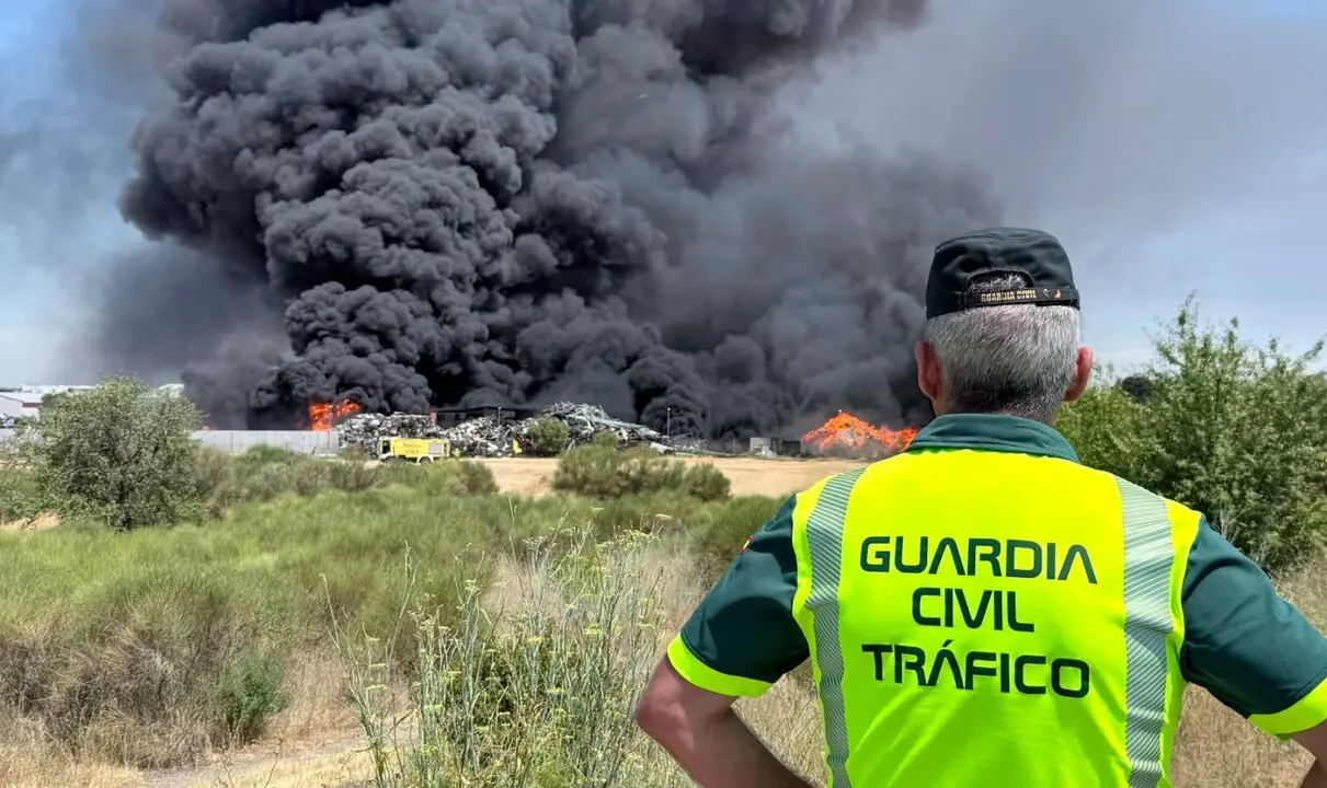 GUardia Civil observa la columna de humo de Freigel