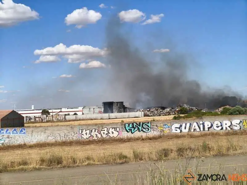 La columna de humo por el fuego en Roales desciende