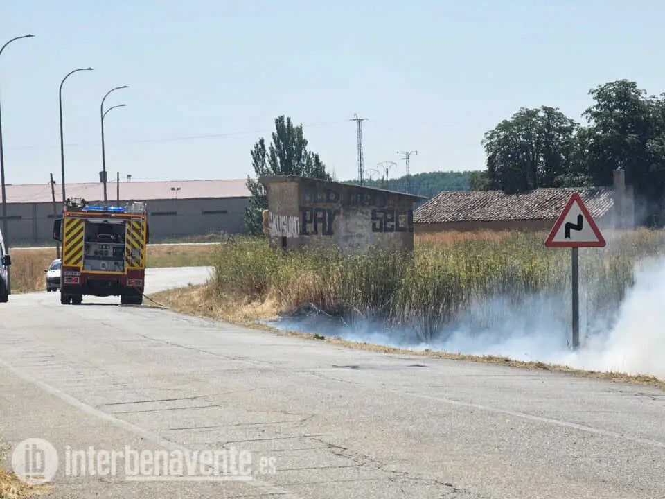 Incendio en un solar de Benavente. Foto Interbenavente