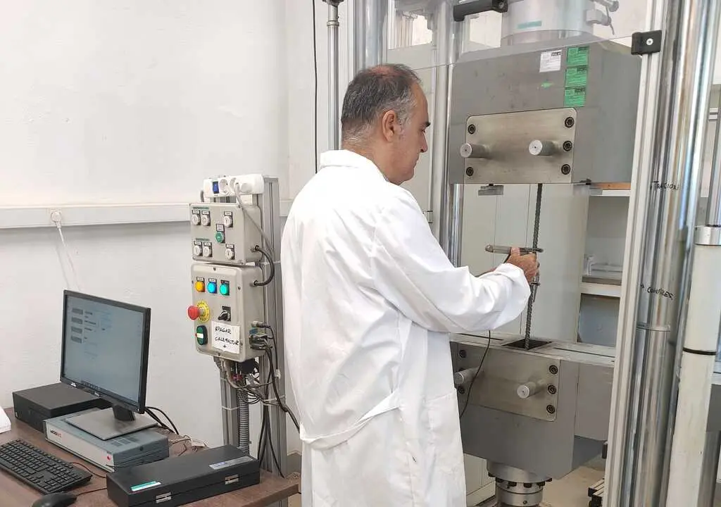 Un trabajador realiza un ensayo en uno de los Centros de Control y Calidad