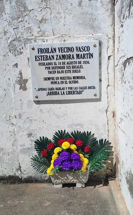 Flores en homenaje a Flori&aacute;n