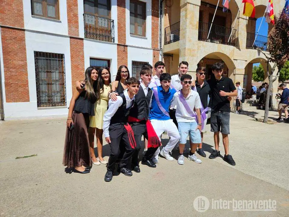 Los quintos de Villaf&aacute;fila en la Plaza Mayor del pueblo. Foto Interbenavente