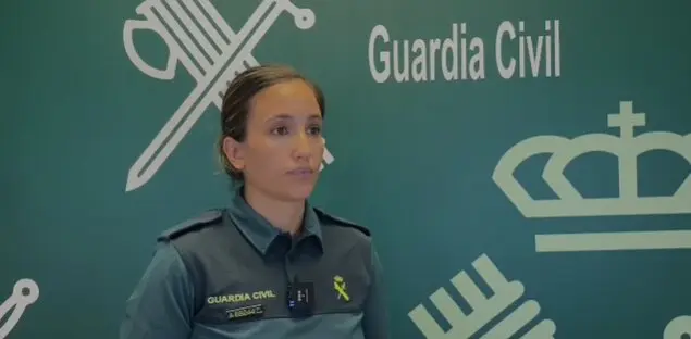 Una guardia civil explica el dispositivo de la Benem&eacute;rita para el eclipse