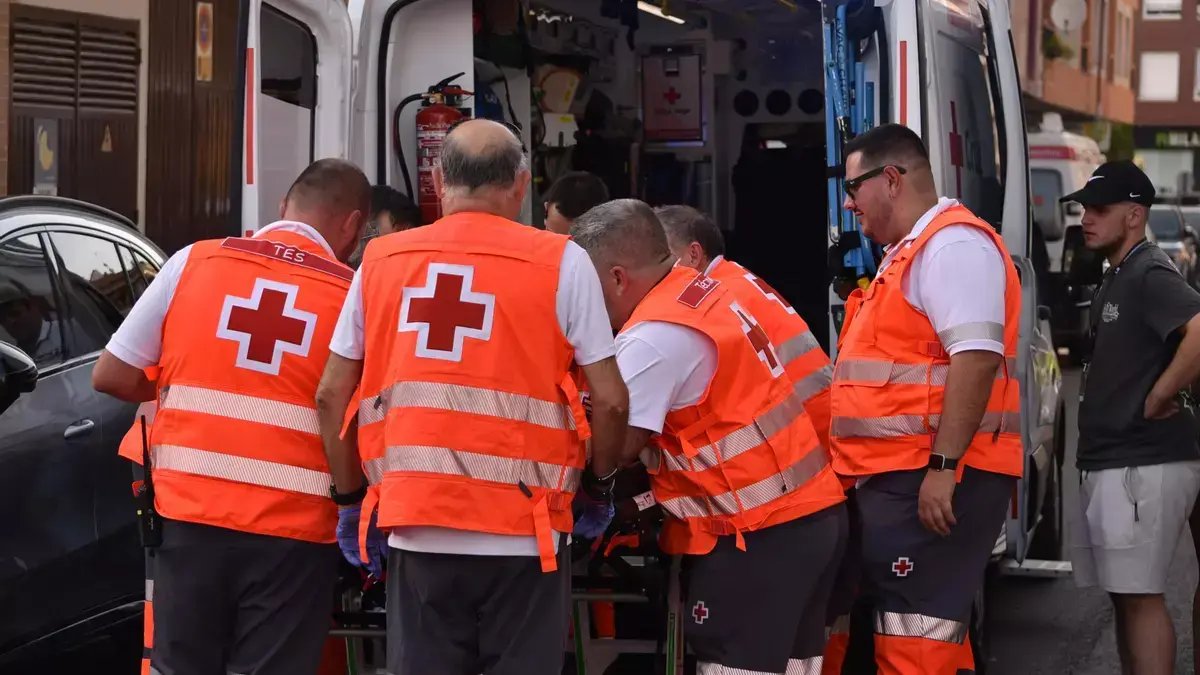 Efectivos de Cruz Roja en la intervenci&oacute;n sanitaria tras el accidente en el Gran Premio de La Ba&ntilde;eza. Foto ile&oacute;n
