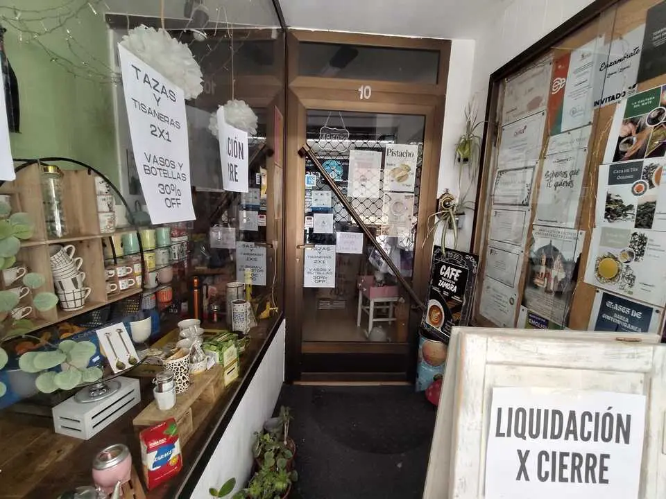 Anuncio de cierre de la tienda de la calle Traviesa