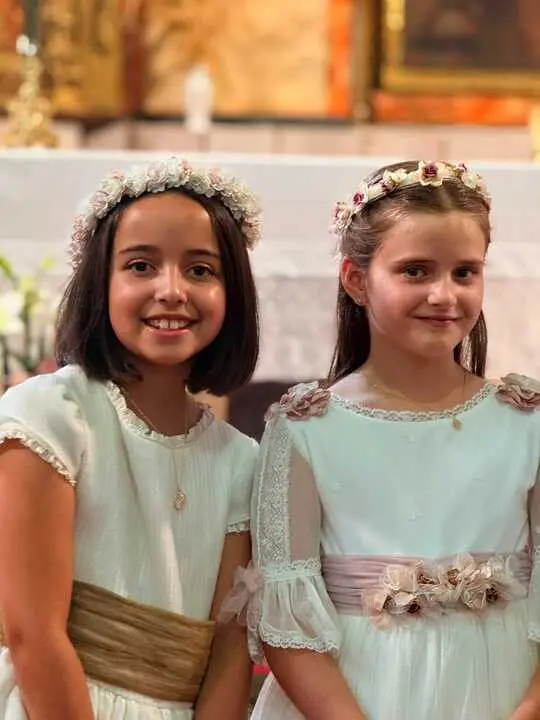 Bel&eacute;n y Aina vestidas de comuni&oacute;n