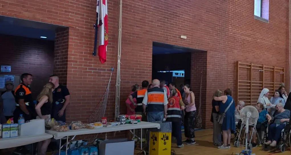 Evacuados en un pabell&oacute;n deportivo. Foto Segoviaudaz