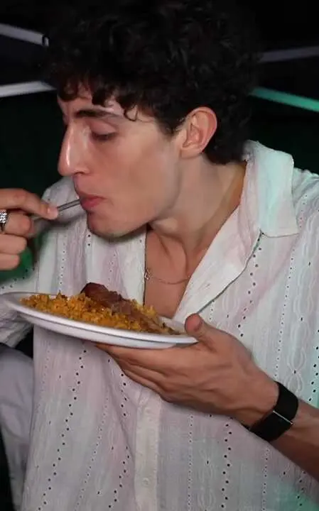Plex comiendo arroz a la zamorana