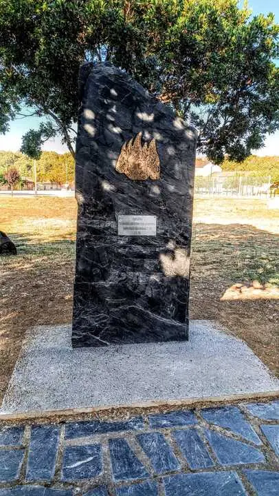 monolito levantado en Riofr&iacute;o en homenaje a quienes lucharon contra el fuego en los incendios. Fotograf&iacute;a Emilio Gallego