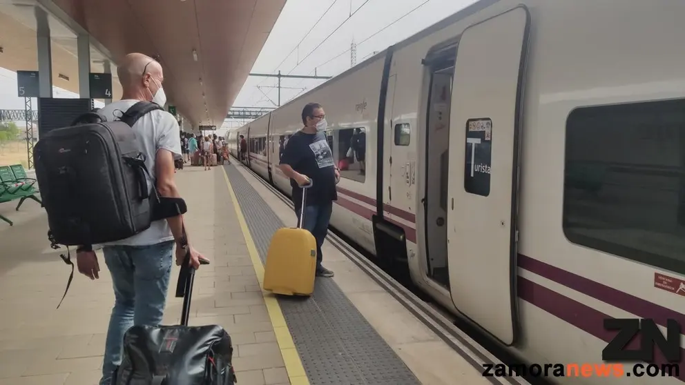 Viajeros en la estación de trenes de Zamora
