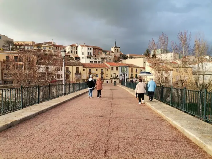 Varios zamoranos pasean por el Puente de Piedra