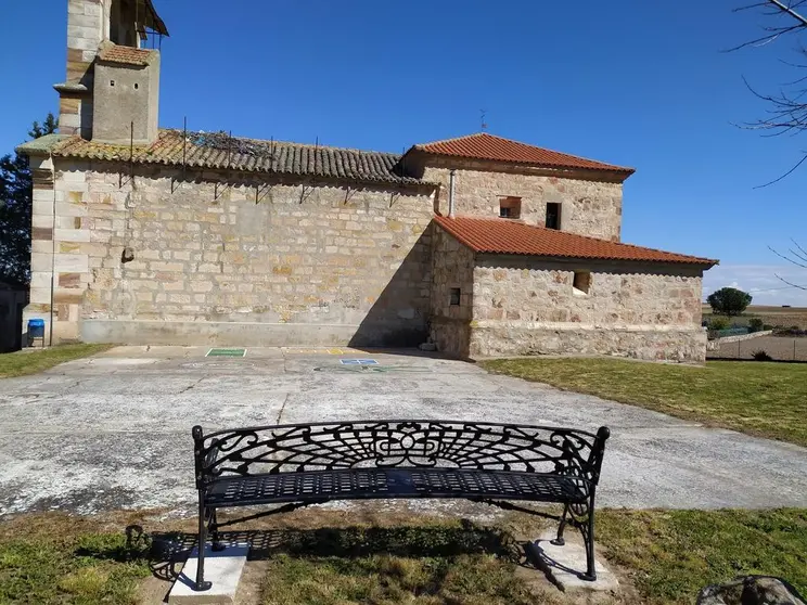 Banco frente a la iglesia de Tardobispo.
