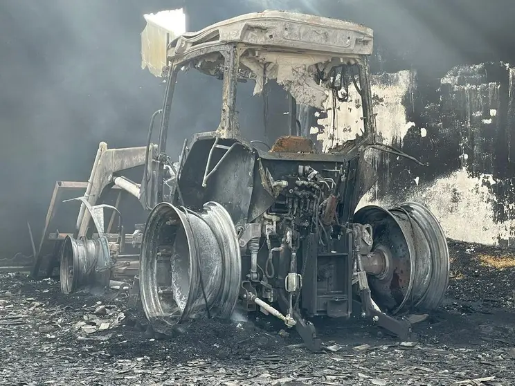 Estado en el que ha quedado Estado en el que quedó el tractor McCormick que se incendió el domingo en Vadillo de la Guareña.