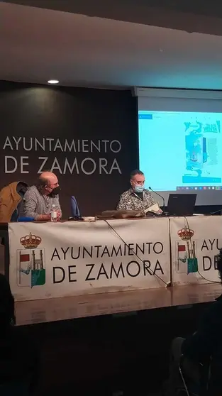 Oterino, a la derecha, durante la presentación en La Alhóndiga de su nuevo libro