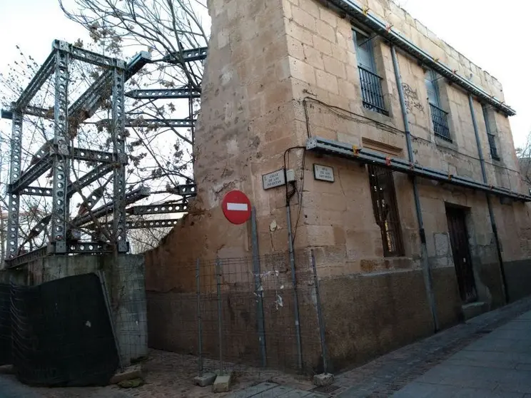 Uno de los edificios en ruinas del casco antiguo.
