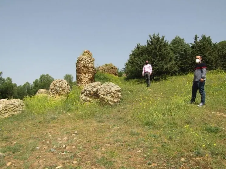 El alcalde de Belver de los Montes, Óscar Marzo, con el portavoz del PSOE en la Diputación,
Eduardo Folgado, visitando los restos de la Muralla