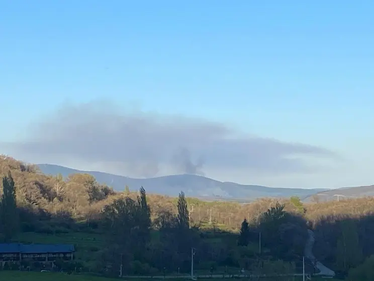 El humo del incendio es visible desde San Martín