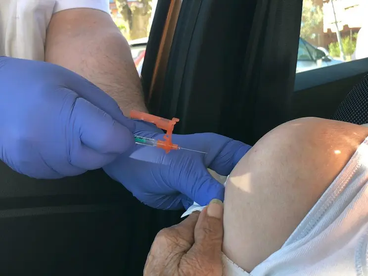 Una persona es vacunada dentro de su coche