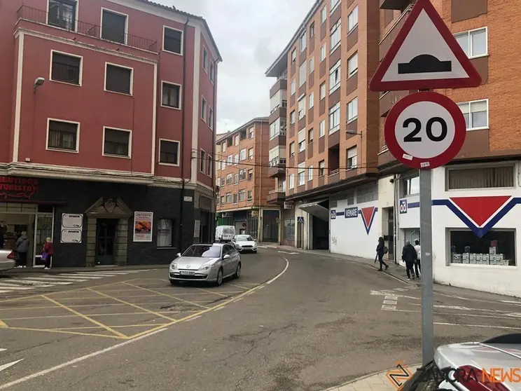 Señal de limitación de circular a 20 kilómetros en la calle Villalpando