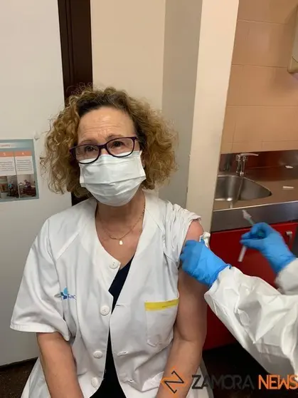 Una sanitaria recibe una vacuna