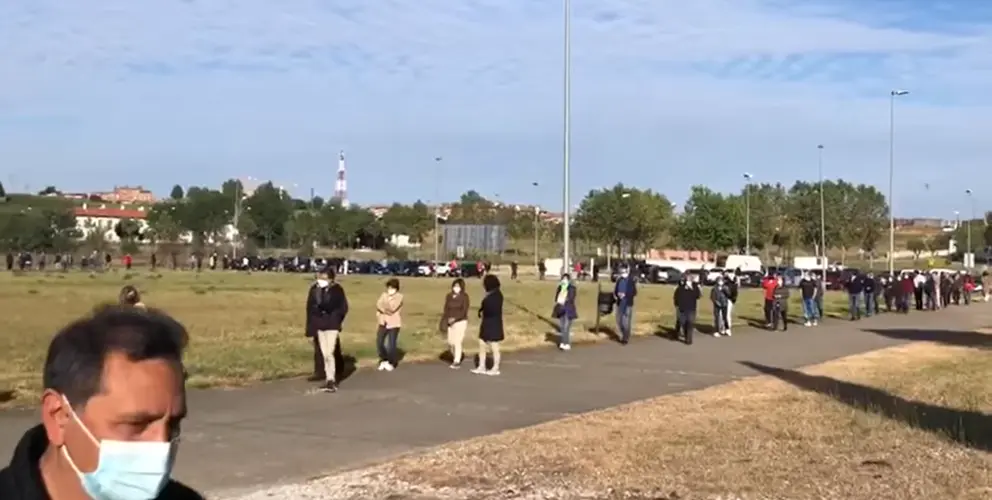Una fila de personas aguardan para acceder al recinto de IFEZA