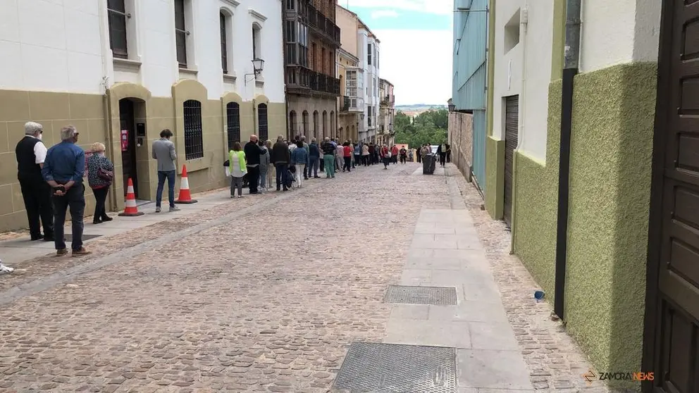 Zamoranos aguardando su turno de vacunación en el Ramos Carrión