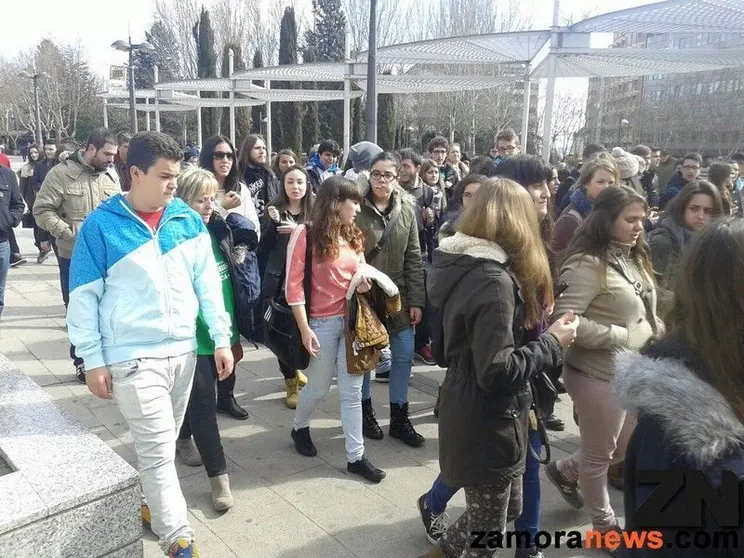 Adolescentes zamoranos en la Plaza de la Marina