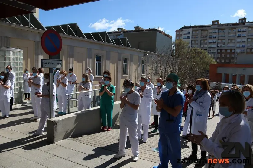 Sanitarios zamoranos concentrados en homenaje a su compañero, el doctor Estella