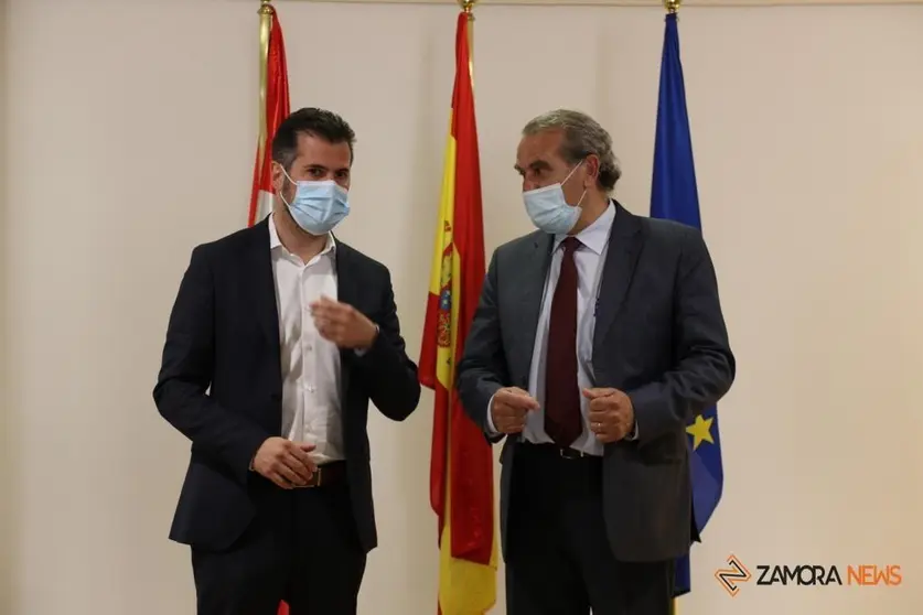 El presidente del Consejo Consultivo de Castilla y León, Agustín S. de Vega, y el portavoz del Grupo Parlamentario Socialista, Luis Tudanca